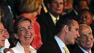 <b>DISFRUTARON DE UNA GRAN CEREMONIA.</B> La ausencia de SM el Rey Juan Carlos, que participa con el Bribón en la Admirals Cup, estuvo compensada con la presencia de su hija, la infanta Cristina, su yerno, Iñaki Urdangarín, y muchas otras personalidades de la política y del deporte.