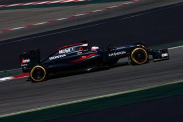 Jenson Button en los test de pretemporada en el circuito de Montmeló.