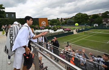 Carlos Alcaraz lanza bolas a los aficionados este sábado en Aorangi Park.