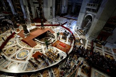 Cientos de personas esperan para despedirse del papa Francisco en la Basílica de San Pedro. 