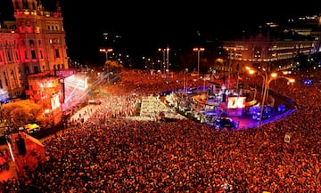 Miles de aficionados se concentran en la plaza de Cibeles para celebrar con los jugadores de la selección española el título de campeones de Europa.