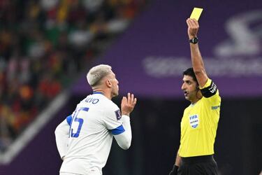 La ve Francisco Calvo, central de Costa Rica, después de una entrada a destiempo sobre Carlos Soler.