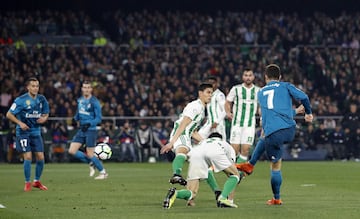 Cristiano Ronaldo scores the fourth goal for Real Madrid. 2-4