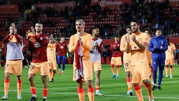PALMA DE MALLORCA, 09/11/2022.- Los jugadores del Atlético de Madrid a la finalización del partido de Liga en Primera División que han disputado hoy miércoles frente al Mallorca en el estadio de Son Moix, en Palma de Mallorca. EFE/Cati Cladera.