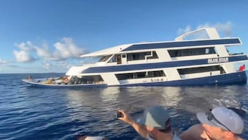 El barco de boat trips de surf Blue Star hundiéndose en las Maldivas mientras los surfistas salvados lo graban desde una lancha de rescate, el 18 de abril del 2022.