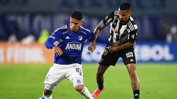 Millonarios' midfielder Daniel Cata�o (L) and Atletico Mineiro's midfielder Allan (R) vie for the ball during the Copa Libertadores third round first leg football match between Colombia's Millonarios and Brazil's Atletico Mineiro, at the El Campin stadium, in Bogota, on March 8, 2023. (Photo by Juan BARRETO / AFP)