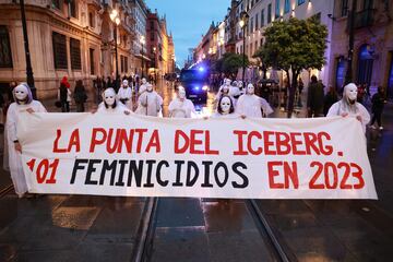 La gente asiste a una manifestación para conmemorar el Día Internacional de la Mujer en Sevilla, España.