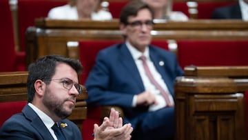 El presidente de la Generalitat de Catalunya, Pere Aragonès (i), y el líder del PSC, Salvador Illa (d), durante el tercer Debate de Política General de la legislatura, en el Parlament de Catalunya, a 27 de septiembre de 2023, en Barcelona, Catalunya (España). El debate arrancó ayer, 26 de septiembre, con un discurso del presidente de la Generalitat de Catalunya y continúa hoy con las intervenciones de los ocho grupos parlamentarios, hasta el próximo 29 de septiembre, donde se debaten las propuestas de resolución. Las dos sesiones plenarias se han celebrado mientras siguen los contactos entre ERC y Junts con PSOE y Sumar sobre una hipotética ley de amnistía. El debate coincide con la sesión de investidura del líder del PP en el Congreso de los Diputados.
27 SEPTIEMBRE 2023;BARCELONA;CATALUNYA;DEBATE POLÍTICA GENERAL;PARLAMENT DE CATALUNYA
David Zorrakino / Europa Press
27/09/2023