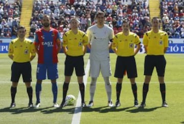 El árbitro Ignacio Iglesias Villanueva acompañado de los asistentes Alfonso Costoya Rodríguez y Enrique José Ramos Ferreiro, el cuarto árbitro Abraham Domínguez Cervantes y los capitanes Juanfran e Iraizoz.