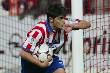 En su primera temporada anotó 20 goles en 44 partidos con la elástica rojiblanca. En la imagen celebra el gol anotado al Polideportivo Ejido.