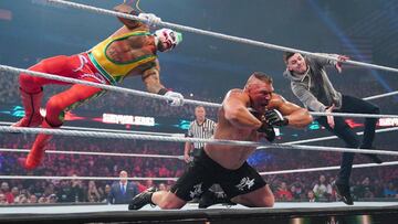 Rey Mysterio y su Dominick realizan un doble 619 a Brock Lesnar.