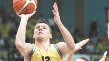 <b>LETAL. </b>Saras Jasikevicius fue el dominador absoluto de la final, pese al esfuerzo de Calderón.