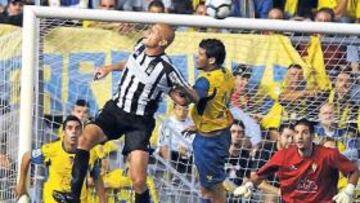 <b>VARAPALO. </b>Kiko Casilla nada pudo hacer para evitar los tres tantos conseguidos el pasado domingo por el Cartagena.