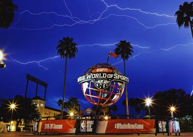 La temporada 2019-20 de la NBA estuvo seriamente cuestionada, con la cancelación definitiva como la opción más probable durante buena parte de la primavera. Sin embargo, la Liga no se rindió y acabó dando forma a uno de los planes más ambiciosos, y finalmente exitosos, de la historia del deporte: la burbuja de Walt Disney World, en el Wide World of Sports Complex de ESPN. 22 de los 30 equipos llegaron en torno al 7 de julio y disputaron, sin un solo positivo, una segunda parte de la temporada que incluyó un final de regular season y playoffs completos. Se jugaron partidos oficiales desde el 30 de julio hasta el 11 de octubre, día en el que se proclamaron campeones los Lakers. Un éxito descomunal de la NBA y un final de temporada que será recordado siempre. 