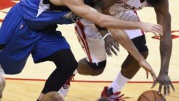 Ricky Rubio lucha por un balón con James Harden.