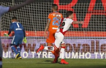 El jugador del Rayo Vallecano Adrián Embarba celebra el primer gol de su equipo ante el Valencia 