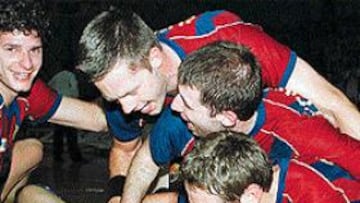 <b>CELEBRACIÓN.</B> Los jugadores azulgrana no dudaron en celebrar su título liguero en el parque del Puerta de Santa María de Ciudad Real.