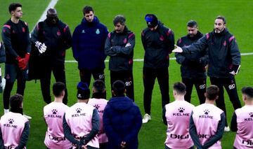 Joan García (izquierda) atiende las indicaciones de Vicente Moreno, en el entrenamiento vespertino de este martes en el RCDE Stadium.