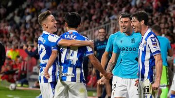 Girona, 02/10/2022. El delantero de la Real Sociedad Takefusa Kubo (2i), celebra su gol contra el Girona, durante el partido de la jornada 7 de LaLiga Santander, este domingo en el estadio municipal de Montilivi.- EFE/David Borrat.
