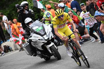 El ganador de la decimocuarta etapa Tadej Pogacar, UAE Team Emirates,  en acción durante la subida a Saint-Lary-Soulan Pla d'Adet.