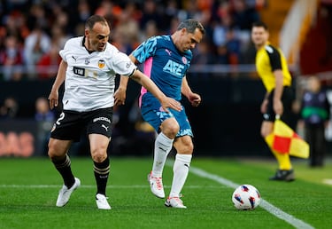 Javier Garrido intenta impedir el control del balón a Sergi Barjuan en una de las bandas.