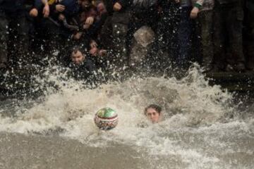 En Ashbourne se celebra todos los años el tradicional partido de fútbol medieval inglés en el que la mitad del pueblo intenta llevar el balón (relleno de corcho para poder flotar) hasta el molino del equipo rival para anotar. Sólo una persona tiene el privilegio de marcar por cada equipo.
