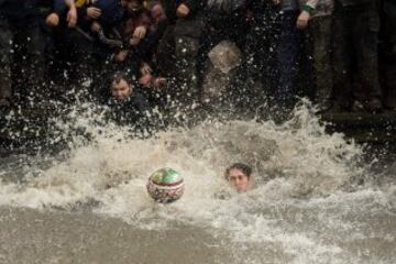 En Ashbourne se celebra todos los años el tradicional partido de fútbol medieval inglés en el que la mitad del pueblo intenta llevar el balón (relleno de corcho para poder flotar) hasta el molino del equipo rival para anotar. Sólo una persona tiene el privilegio de marcar por cada equipo. 