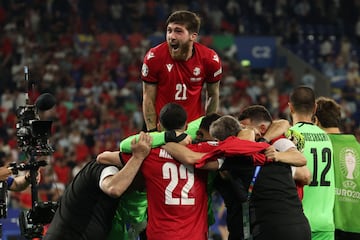 Gelsenkirchen (Germany), 26/06/2024.- Giorgi Tsitaishvili of Georgia and his teammates celebrate after winning the UEFA EURO 2024 group F soccer match between Georgia and Portugal, in Gelsenkirchen, Germany, 26 June 2024. (Alemania) EFE/EPA/FRIEDEMANN VOGEL
