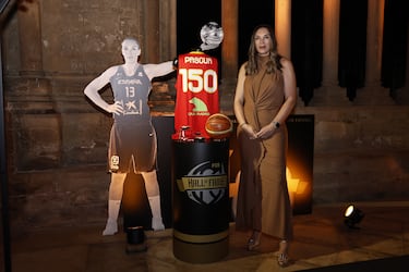 Lucy Pascua se encuentra en su honor antes de la ceremonia.