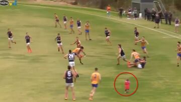 Pudo haber acabado en drama: una niña de dos años se cuela en un partido de fútbol