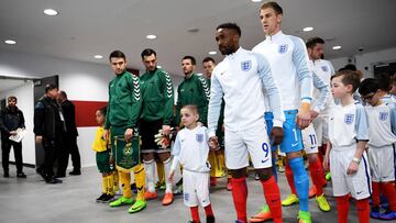 Defoe y Bradley Lowery, liderando a Inglaterra antes de saltar al césped de Wembley.