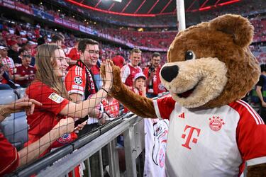El oso Berni, mascota del Bayern, saluda a los aficionados del conjunto bávaro momentos antes de comenzar el partido en el Allianz Arena de Munich.