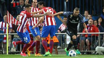 Benzema dribla a varios defensores del Atlético en el Calderón.