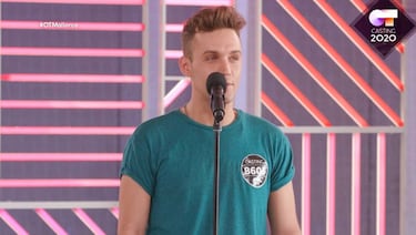 Desde pequeño ha querido ser cantante, aunque hace años también quería ser trapecista. Le encanta los años 50 y tiene como ídolos a Elvis Presley, James Dean o Marilyn Monroe, demostrando su pasión por los años pasados.