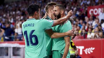 Karim Benzema, James y Kroos en el partido de Liga Santander entre Real Madrid y Sevilla. Hoy, los blancos se enfrentan al Brujas en la Champions League.