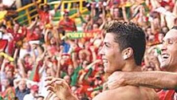 Cristiano Ronaldo celebra junto a Carvalho el primer gol de Portugal, conseguido por el joven futbolista del Manchester United tras un saque de esquina de Deco. El equipo anfitrión abría así su camino hacia la final.