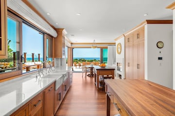 La casa tiene varias cocinas. La de la estancia principal es una cocina gourmet que tiene tambi¨¦n vistas al mar, adem¨¢s de dos chimeneas, dos islas, encimeras de cristal de cuarzo y un ¨¢rea para organizar bufets.