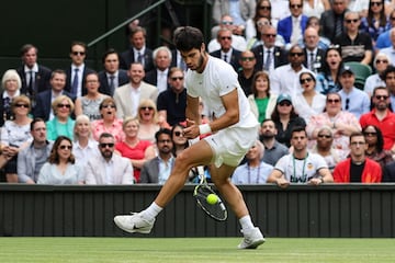 El tenista español devuelve una pelota golpeandola con la raqueta por debajo de sus piernas.