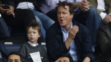 David Cameron presencia un partido del Aston Villa.