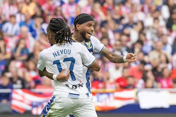 Neyou celebra con Rosier un gol al Atlético de Madrid. 