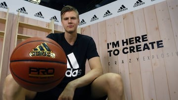 Kristaps Porzingis present&oacute; la Crazy Explosive de Adidas en Barcelona.