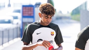 Lamine Yamal, en uno de los primeros entrenamientos del primer equipo del Bar?a.
