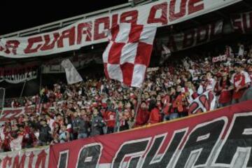 Los hinchas de Independiente Santa Fe durante el partido ante Colo Colo en la Copa Libertadores.