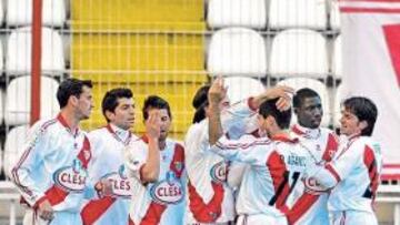 <b>ALEGRÍA. </b>Los jugadores del Rayo se felicitan mutuamente tras lograr un gol en el Teresa Rivero.