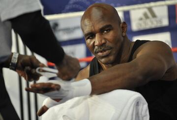 Evander Holyfield lleva m芍s de un a?o entrenando para volver a boxear. Lo har芍 tambi谷n en una exhibici車n, pero le tocar芍 esperar. En un primer momento iba a hacerlo este s芍bado 5 de junio, pero el anuncio de Mayweather hizo que Thriller, promotora del evento, decidiese moverlo al mes de agosto (d赤a sin concretar). Tiene 58 a?os.