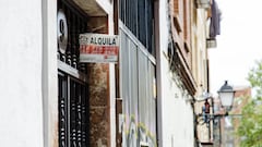 Un cartel de 'Alquila' de una inmobiliaria, en un portal del distrito de Embajadores, a 14 de abril de 2023, en Madrid (España). El acuerdo alcanzado por los partidos del Gobierno de coalición y Esquerra Republicana (ERC) y EH Bildu para desbloquear la Ley de Vivienda consolidará el tope al precio del alquiler en todo el territorio español, independientemente de que sea o no área tensionada, permitirá rebajar de diez a cinco inmuebles el concepto de grandes tenedores y extenderá a las personas físicas las restricciones para arrendadores contempladas en esas zonas tensionadas. Según consta en el acuerdo, se mantendrá el límite del 2% para este año en la subida del alquiler, un tope que se incrementará al 3% en 2024 para, antes del 31 de diciembre del próximo año, crear un nuevo índice de referencia aplicable en todo el territorio.
17 ABRIL 2023;MADRID;LEY DE LA VIVIENDA;PIXELADA
Carlos Luján / Europa Press
14/04/2023