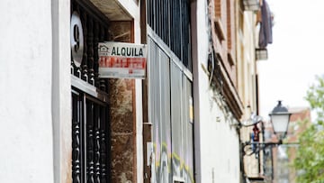 Un cartel de 'Alquila' de una inmobiliaria, en un portal del distrito de Embajadores, a 14 de abril de 2023, en Madrid (Espa?a). El acuerdo alcanzado por los partidos del Gobierno de coalici¨®n y Esquerra Republicana (ERC) y EH Bildu para desbloquear la Ley de Vivienda consolidar¨¢ el tope al precio del alquiler en todo el territorio espa?ol, independientemente de que sea o no ¨¢rea tensionada, permitir¨¢ rebajar de diez a cinco inmuebles el concepto de grandes tenedores y extender¨¢ a las personas f¨ªsicas las restricciones para arrendadores contempladas en esas zonas tensionadas. Seg¨²n consta en el acuerdo, se mantendr¨¢ el l¨ªmite del 2% para este a?o en la subida del alquiler, un tope que se incrementar¨¢ al 3% en 2024 para, antes del 31 de diciembre del pr¨®ximo a?o, crear un nuevo ¨ªndice de referencia aplicable en todo el territorio.
17 ABRIL 2023;MADRID;LEY DE LA VIVIENDA;PIXELADA
Carlos Luj¨¢n / Europa Press
14/04/2023