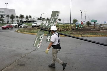 Un trabajador municipal con una señal de tráfico en la avenida anexa al lugar del enlace entre Leo Messi y Antonella Roccuzzo.