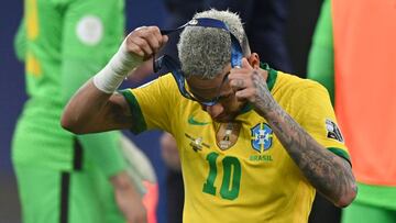 Neymar se quita la medalla de subcampeón después de perder la final de la Copa América.