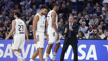 Sergio Scariolo da instrucciones a sus jugadores durante el partido contra el Paris.